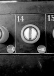 837276 Detail van een eenrij-ig electrisch toestel voor de bediening van seinen en wissels (te Roermond?): knop.
